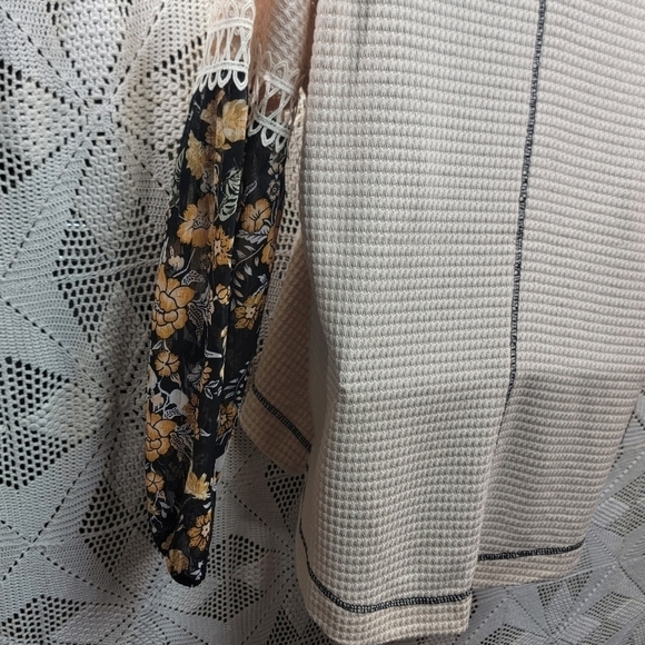 True self size large top with sheer floral sleeves and crochet trim - Picture 10 of 16